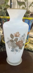 Vase aus weiß satiniertem Milchglas mit handbemalten Blumen. Goldrand. Japan. Vintage - Bild 1 von 7