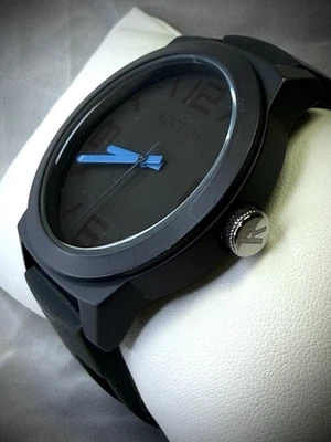 Reloj Hombre 48mm Kenneth Cole Reaction Negro con Impresionantes Manecillas Azules - Batería Nueva Foto 1 de 4