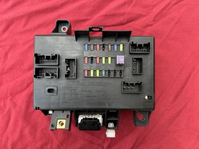 2005 - 2010 Toyota Tacoma Caja de conexiones de fusible interior del lado del conductor TMB-37 Foto 1 de 4
