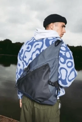 Nuevo bolso escolar Elliot de tela estándar Urban Outfitters Foto 1 de 4