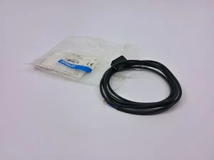 Omron E3Z-D81 Photoelectric Switch 1.4M 12-24V DC - Picture 1 of 8