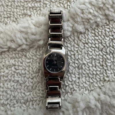Reloj vintage de cuarzo Q&Q plateado con esfera negra para mujer Foto 1 de 3