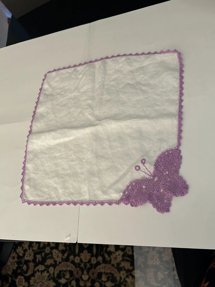 Pañuelo blanco vintage con ribete de mariposa de ganchillo púrpura claro Foto 1 de 1