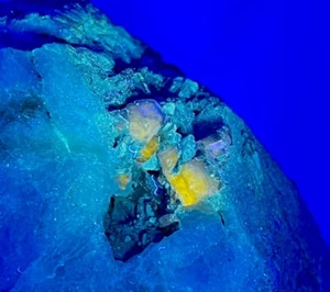 418 g Maine Fluorescent Blue Fluorapatite Clusters in Albite Matrix - Picture 1 of 10