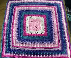 Babydecke/Überwurf Handarbeit gehäkelt Acryl waschbar schön 🥰 Neu 32" Quadrat - Bild 1 von 5