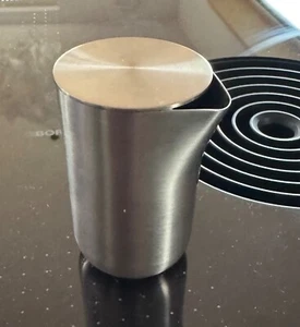 Blomus Basic Sahnekännchen mit Edelstahldeckel Milchkännchen Milchkanne Kännchen - Bild 1 von 10