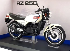 Aoshima 1/12 Scale 110416-3700 - Yamaha RZ 250 Monkey Motorcycle - Met. White - Picture 1 of 5