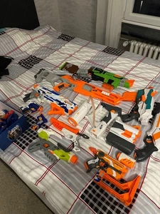 Nerf Sammlung, Spielzeug waffen, Gewehre, Pistolen + volle Kiste mit Patronen - Bild 1 von 5