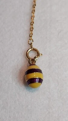 Huevo y extensor esmalte inspirado en Fabergé a rayas amarillas y borgoña Joan Rivers Foto 1 de 2