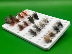 Caddis Sedge Mini Set 16 Trota Senza Spine Pesca a Mosca Mosche Secche Miste Misure - Foto 1 di 4