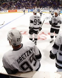 Camiseta Wayne Gretzky Los Angeles Kings Noche de Retiro 8x10 NHL Hockey Foto - Imagen 1 de 1