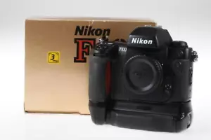 NIKON F100 Gehäuse mit MB-15 - SNr: 2092886 - Bild 1 von 7