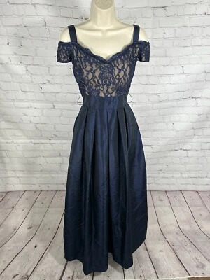 Vestido plisado brillante hombro frío encaje floral azul marino R&M Richards para mujer 6 Foto 1 de 4