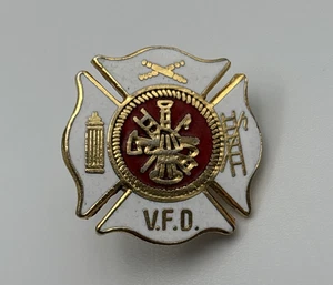 Prendedor de solapa de sombrero esmaltado con logotipo de cruz maltesa en estado bastante bueno del Departamento de Bomberos voluntarios de colección - Imagen 1 de 4