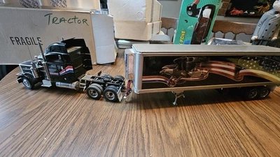 1/32 Franklin Mint Peterbilt Truck & Refrigerated Trailer Die-Cast Model 379 - Image 1 of 4