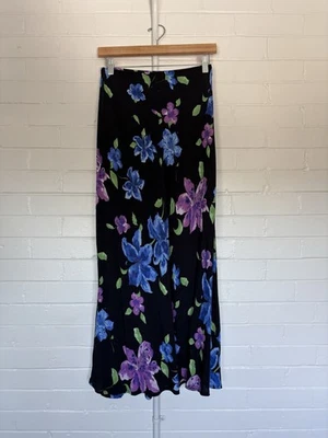 Falda Floral Negra con Flores Moradas y Azules Floral Talla Mediana Foto 1 de 4