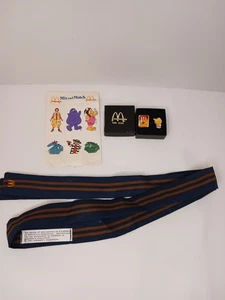 Lote de corbata insignia de empleado de comida rápida pulgares para arriba McDonalds caja rara de colección - Imagen 1 de 5