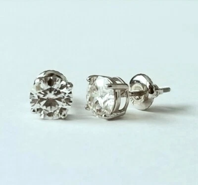 Aretes de moissanita de 2,00 quilates con tornillos de oro de 14 quilates (Charles y Colvard) Foto 1 de 4