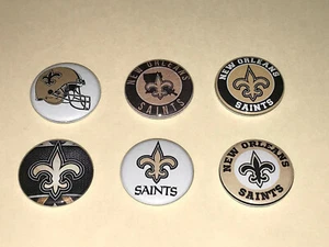 1" SET 6 NEW ORLEANS SAINTS NOLA ABZEICHEN BUTTONS PINS PINBACK [P454] - Bild 1 von 2