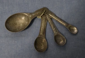 Cucchiai misurini nidificazione alluminio 4 pezzi vintage circa anni 50 senza anello - Foto 1 di 2