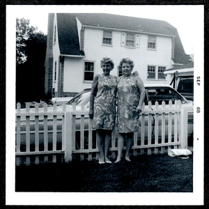 Schwestern 1968 (?) In Groovy Flower Power Kleider; Lattenzaun: Vintage SNAPSHOT - Bild 1 von 1