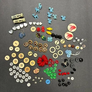 Vintage Loose Button Lot Assorted Sizes Plastic, Novelty, Bone, Shell and More - Picture 1 of 8