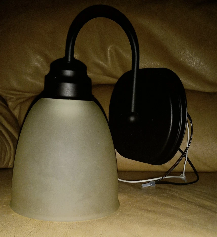 Aplique base negra de montaje en pared de una sola luz con globo de vidrio esmerilado crema NUEVO EN CAJA Foto 1 de 4