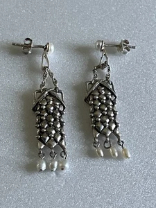Orecchini pendenti traforati in argento sterling pr of con perle - Foto 1 di 4