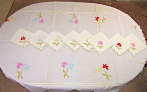 VTG Tablecloth with Floral Embroidery Appliqués 86x71 w/8 Napkins Gold Trim - Picture 1 of 18