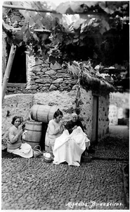WOMEN DOING NEEDLEPOINT, MADEIRA, PORTUGAL, RPPC VINTAGE POSTCARD (SV 507) - Picture 1 of 2