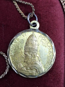 Collana color oro ciondolo religioso - Foto 1 di 4