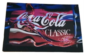 Coca-Cola Clásica Lata Sumergida en Agua Postal Coca-Cola NUEVA SIN PUBLICAR - Imagen 1 de 2