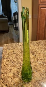Vintage LE Smith Fenton ? Green Art Glass 15 ” Petal Footed Swung Bud Vase MCM - Picture 1 of 15