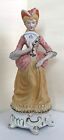 Porcelanowa bisque kolonialna kobieta posąg w bustle sukienki z wentylatorem i kapeluszem 12"