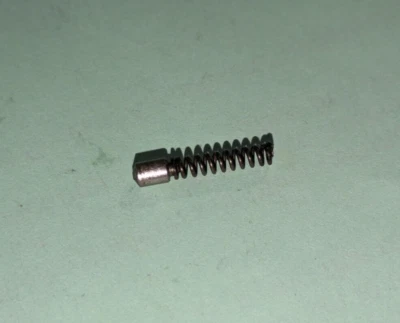 Pistola Crvena Zastava 7,65mm modelo 70 - Êmbolo e mola de segurança - Imagem 1 de 3