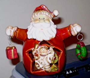 NEW Very Ornate Detailed Santa Holding Wreath & Gift Votive or Tea Light Holder - Picture 1 of 4