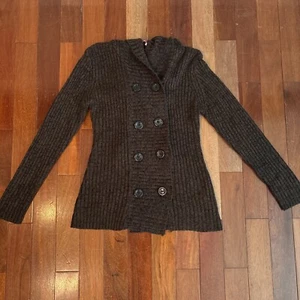 Maglione Carol Rose lunghezza tunica con cappuccio doppio bottone davanti petite marrone medio - Foto 1 di 9