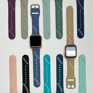 12 CONFEZIONI Cinturino Sport Silicone/Apple Watch Series 9, 8, 7, 6, 5, 4, 3, 2, 1, SE - Foto 1 di 12