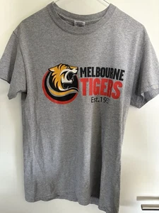 CAMISETA: VINTAGE NBL MELBOURNE TIGERS BALONCESTO EST 1931 CAMISETA GRIS TALLA PEQUEÑA - Imagen 1 de 5