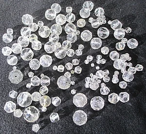Lote de 104 cuentas de araña facetadas de cristal vintage - prismas - tamaños mixtos - Imagen 1 de 4