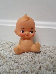 Kleine Gummi Kewpie 4" Puppe sitzend mit Schmetterling auf Zehe - Bild 1 von 3