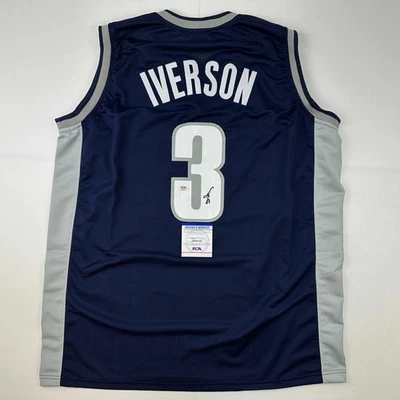 Camiseta deportiva de baloncesto universitaria azul autografiada/firmada de Allen Iverson Georgetown PSA/D Foto 1 de 4