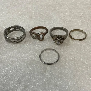 Vintage Mixed Lot of 5 Rings Sizes 3.5 to 8 Silver Tone Gold Tone 14g Jewelry - Picture 1 of 16