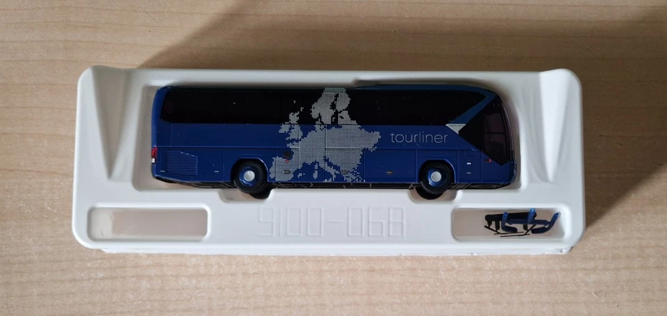 Rietze ZY.NEO73-8120-738120	NEOPLAN Tourliner Financial Services IAA 2018 1:87 - Imagen 1 de 4
