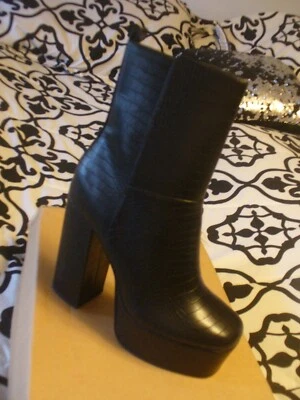 URBAN OUTFITTERS; Botín al tobillo de cuero con plataforma de tacón alto súper alto para mujer NWB  Foto 1 de 4