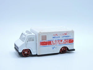 Maisto Fresh Metal City Service Ambulance Lowrider/slammed 911 EMS (weiß) - Bild 1 von 9