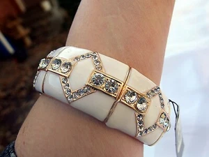 PULSERA AVENIDA NUEVA CON ETIQUETAS ESMALTE BLANCO ESTRICTO CON PEDRERÍA - Imagen 1 de 4