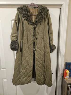 Gabardina vintage Nino forrada en piel caqui elegante para mujer. Euro. S/m. Ver medidas Foto 1 de 4