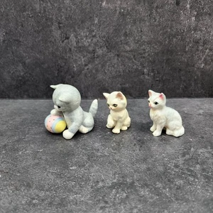 Juego de 3 estatuillas vintage de gatito de porcelana pintadas a mano miniaturas - Imagen 1 de 20