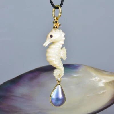 Seahorse Pendant Carved Mother-of-Pearl & Gold Vermeil on Sterling Silver 10.01g - Image 1 of 4